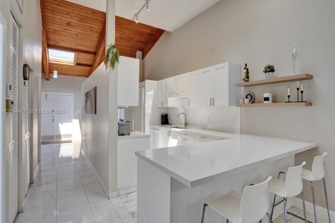 House in Hallandale Beach, Florida 2 bedrooms, 156.08 sq.m. № 2068994 - photo 13