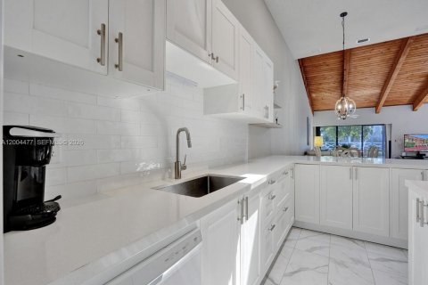 House in Hallandale Beach, Florida 2 bedrooms, 156.08 sq.m. № 2068994 - photo 14