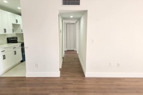 Condominio en alquiler en Miami, Florida, 2 dormitorios, 78.04 m2 № 2010796 - foto 2