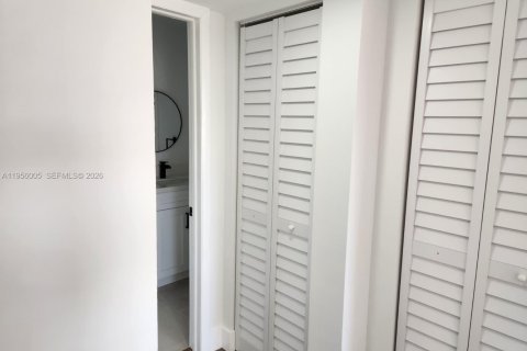 Condominio en alquiler en Miami, Florida, 2 dormitorios, 78.04 m2 № 2010796 - foto 7