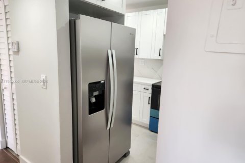 Condominio en alquiler en Miami, Florida, 2 dormitorios, 78.04 m2 № 2010796 - foto 4