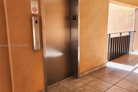 Condominio en alquiler en Miami, Florida, 2 dormitorios, 78.04 m2 № 2010796 - foto 27