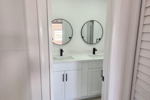 Condominio en alquiler en Miami, Florida, 2 dormitorios, 78.04 m2 № 2010796 - foto 8