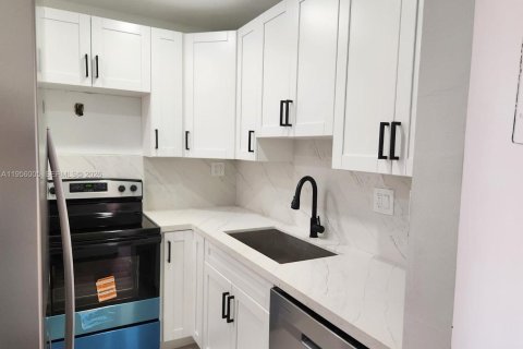 Condominio en alquiler en Miami, Florida, 2 dormitorios, 78.04 m2 № 2010796 - foto 3