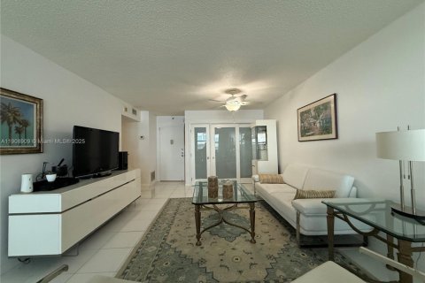 Condo in Surfside, Florida, 1 bedroom № 2082123 - photo 4