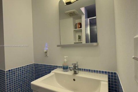 Condo in Surfside, Florida, 1 bedroom № 2082123 - photo 27