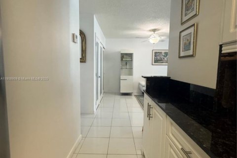 Condo in Surfside, Florida, 1 bedroom № 2082123 - photo 11
