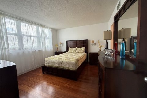 Condo in Surfside, Florida, 1 bedroom № 2082123 - photo 19