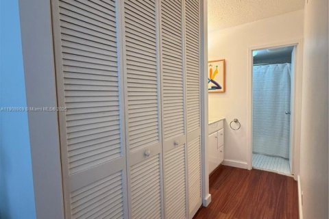 Condo in Surfside, Florida, 1 bedroom № 2082123 - photo 23