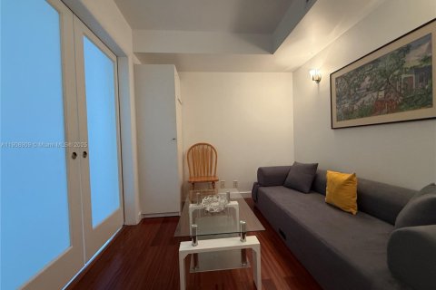 Condo in Surfside, Florida, 1 bedroom № 2082123 - photo 25
