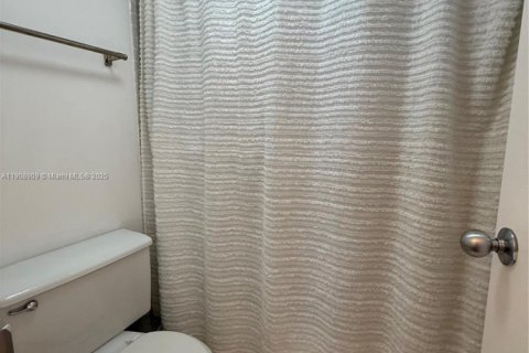 Condo in Surfside, Florida, 1 bedroom № 2082123 - photo 21
