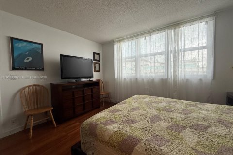 Condo in Surfside, Florida, 1 bedroom № 2082123 - photo 20
