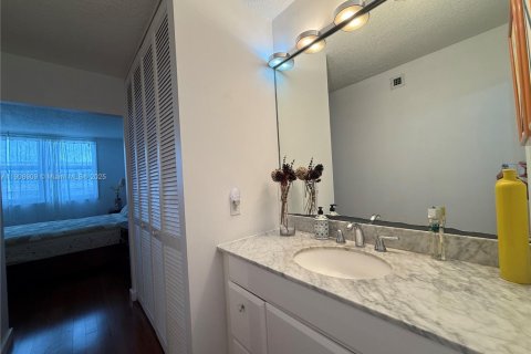 Condo in Surfside, Florida, 1 bedroom № 2082123 - photo 22