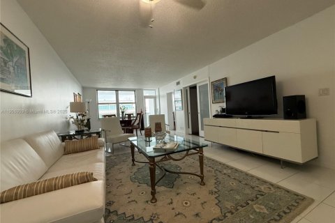 Condo in Surfside, Florida, 1 bedroom № 2082123 - photo 5
