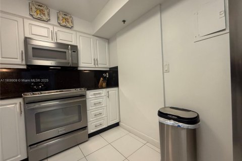Condo in Surfside, Florida, 1 bedroom № 2082123 - photo 16