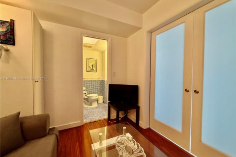 Condo in Surfside, Florida, 1 bedroom № 2082123 - photo 24