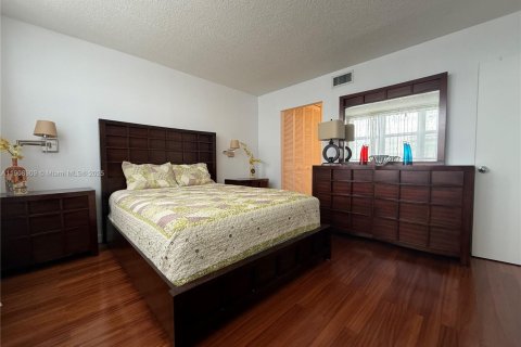 Condo in Surfside, Florida, 1 bedroom № 2082123 - photo 18