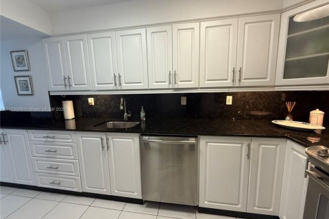 Condo in Surfside, Florida, 1 bedroom № 2082123 - photo 15