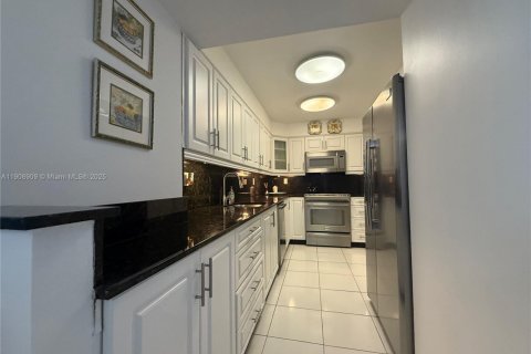 Condo in Surfside, Florida, 1 bedroom № 2082123 - photo 12
