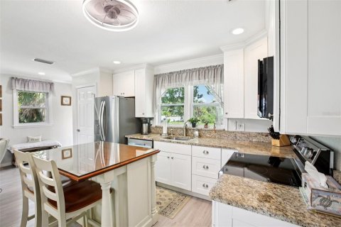 House in Weeki Wachee, Florida 2 bedrooms, 74.32 sq.m. № 1884991 - photo 18