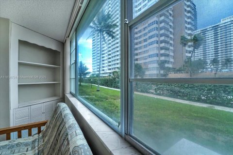 Copropriété à vendre à Hallandale Beach, Floride: 1 chambre, 81.57 m2 № 1934236 - photo 15