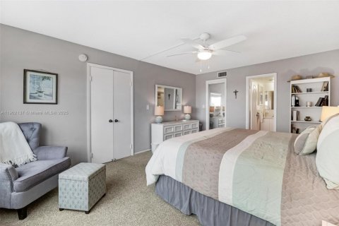 Condominio en venta en Lauderdale-by-the-Sea, Florida, 2 dormitorios, 93.09 m2 № 1954654 - foto 16