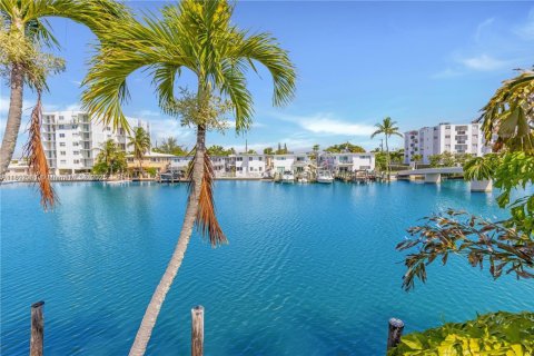 Condo in Miami Beach, Florida, 1 bedroom  № 2376341 - photo 21