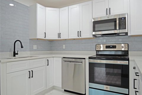 House in Saint Petersburg, Florida 4 bedrooms, 141.86 sq.m. № 2094688 - photo 3