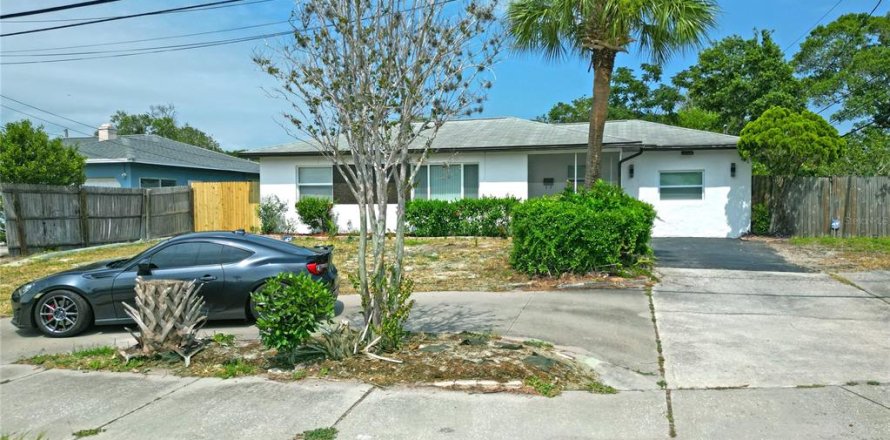 House in Saint Petersburg, Florida 4 bedrooms, 141.86 sq.m. № 2094688