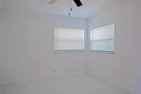 House in Saint Petersburg, Florida 4 bedrooms, 141.86 sq.m. № 2094688 - photo 23
