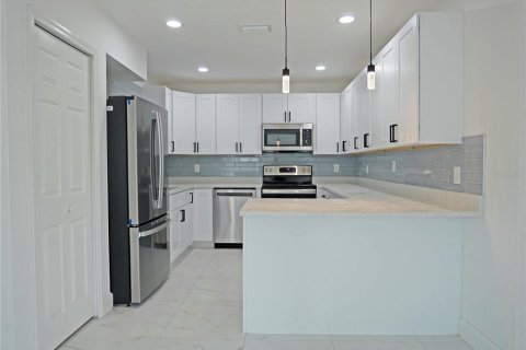 House in Saint Petersburg, Florida 4 bedrooms, 141.86 sq.m. № 2094688 - photo 2