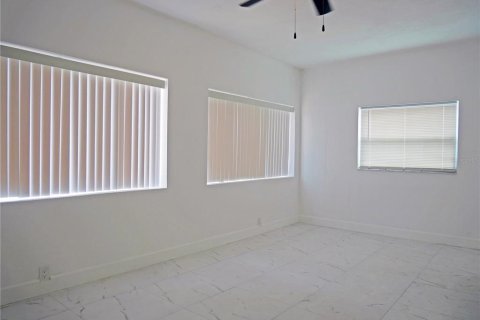House in Saint Petersburg, Florida 4 bedrooms, 141.86 sq.m. № 2094688 - photo 29