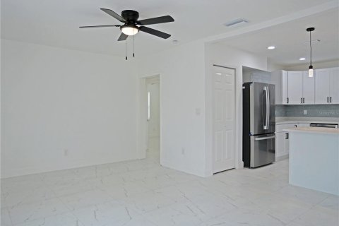 House in Saint Petersburg, Florida 4 bedrooms, 141.86 sq.m. № 2094688 - photo 8