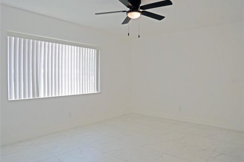 House in Saint Petersburg, Florida 4 bedrooms, 141.86 sq.m. № 2094688 - photo 7