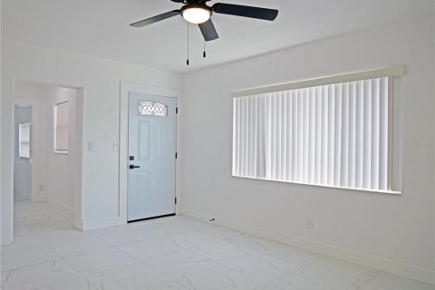 House in Saint Petersburg, Florida 4 bedrooms, 141.86 sq.m. № 2094688 - photo 12
