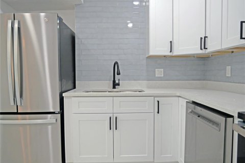 House in Saint Petersburg, Florida 4 bedrooms, 141.86 sq.m. № 2094688 - photo 5