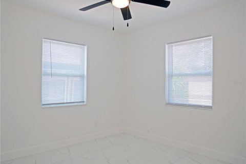 House in Saint Petersburg, Florida 4 bedrooms, 141.86 sq.m. № 2094688 - photo 13