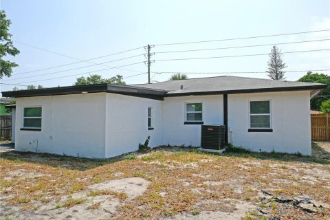 House in Saint Petersburg, Florida 4 bedrooms, 141.86 sq.m. № 2094688 - photo 10