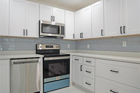 House in Saint Petersburg, Florida 4 bedrooms, 141.86 sq.m. № 2094688 - photo 4