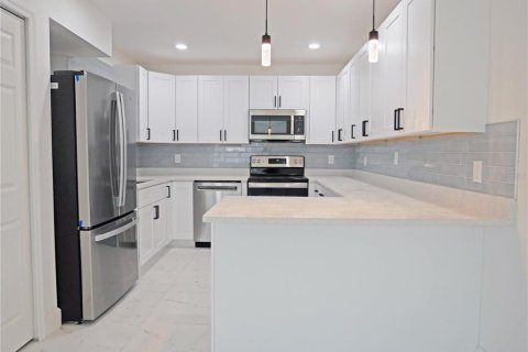 House in Saint Petersburg, Florida 4 bedrooms, 141.86 sq.m. № 2094688 - photo 22