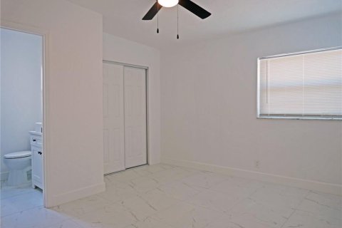 House in Saint Petersburg, Florida 4 bedrooms, 141.86 sq.m. № 2094688 - photo 24