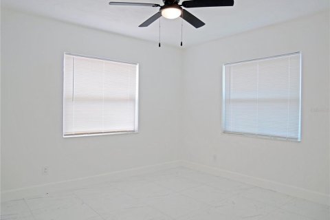 House in Saint Petersburg, Florida 4 bedrooms, 141.86 sq.m. № 2094688 - photo 14
