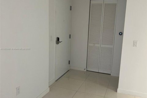 Condo in Doral, Florida, 3 bedrooms  № 2188296 - photo 11