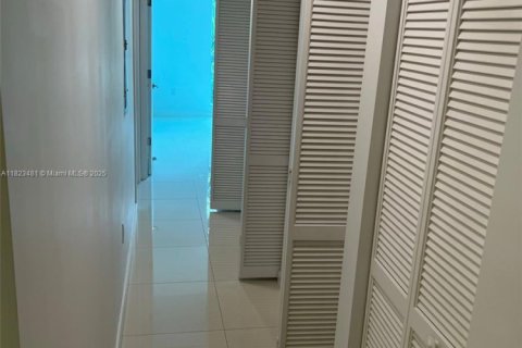 Condo in Doral, Florida, 3 bedrooms  № 2188296 - photo 19