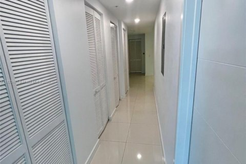 Condo in Doral, Florida, 3 bedrooms  № 2188296 - photo 12