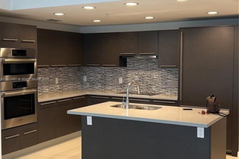 Condo in Doral, Florida, 3 bedrooms  № 2188296 - photo 2