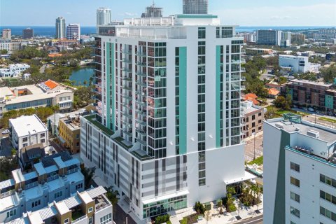 Condo in Saint Petersburg, Florida, 2 bedrooms  № 1904025 - photo 1