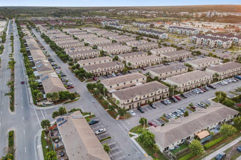 Townhouse in Florida City, Florida 2 bedrooms, 112.23 sq.m. № 1996211 - photo 17