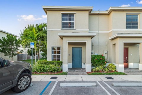 Townhouse in Florida City, Florida 2 bedrooms, 112.23 sq.m. № 1996211