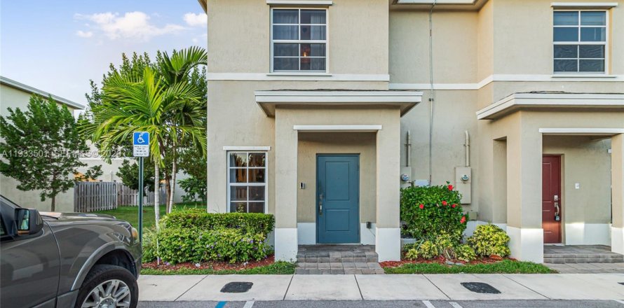 Townhouse in Florida City, Florida 2 bedrooms, 112.23 sq.m. № 1996211